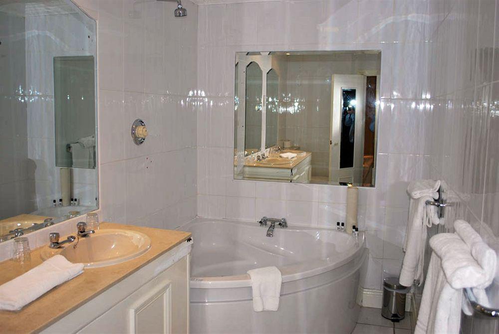 Hibernian & Leisure Centre Hotel 3*